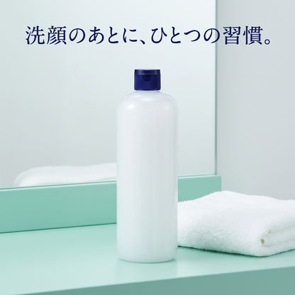 鏡とタオルを添えた化粧水のある洗面台