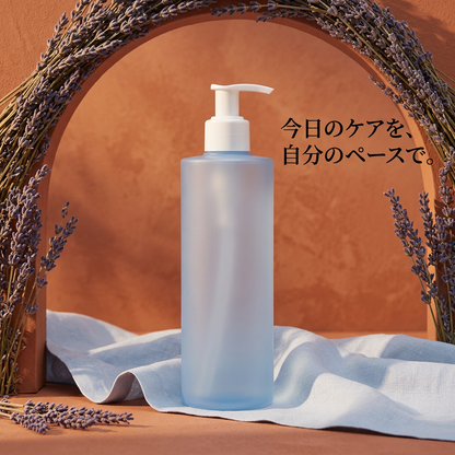 ラベンダーのアーチ越しに眺めるジェルボトル